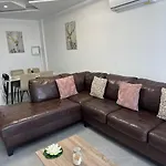 Near Finikoudes 3 شقة *