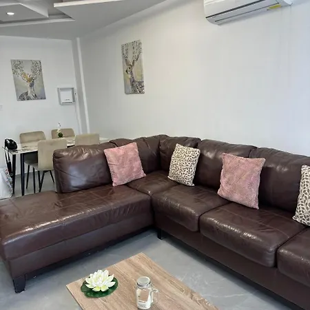 Near Finikoudes 3 Appartement *