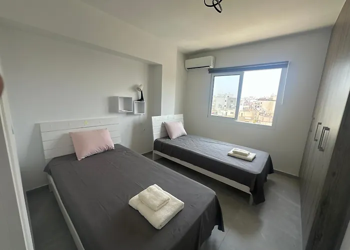 アパート Near Finikoudes 3 ラルナカ