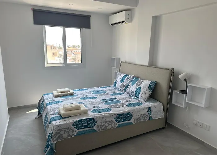 Near Finikoudes 3 アパート