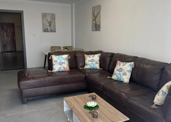 Near Finikoudes 3 ラルナカ