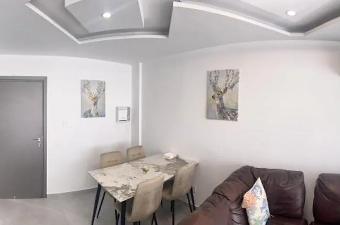 アパート Near Finikoudes 3 ラルナカ