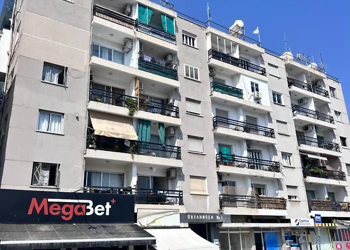 アパート Near Finikoudes 3 ラルナカ