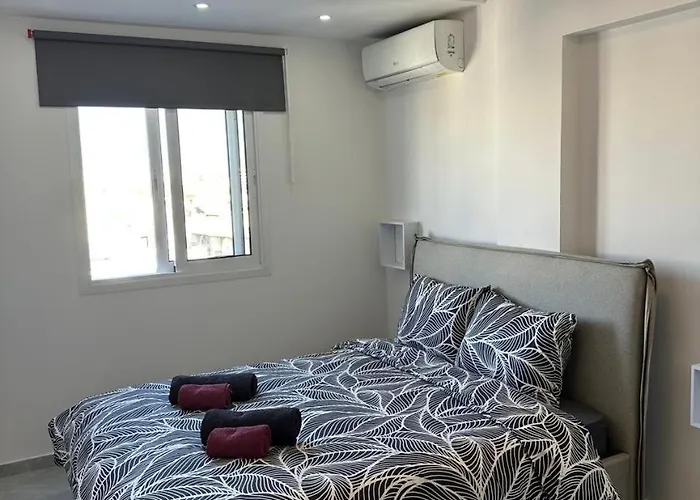 Near Finikoudes 3 アパート *